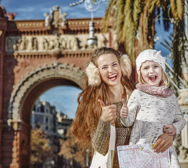 Mother and child near Arc de Triomf with map showing thumbs up — Stock Photo, Image