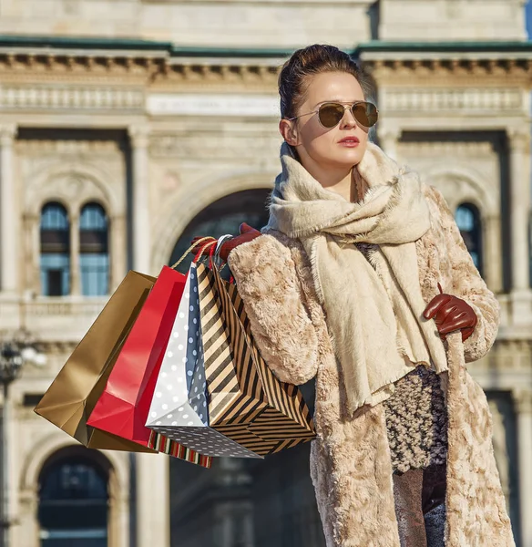 Moderní turistické žena v Miláně, Itálie při pohledu do dálky — Stock fotografie