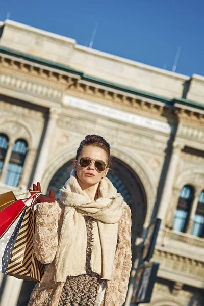 Moderne reiziger vrouw aan het Piazza del Duomo in Milaan, Italië — Stockfoto