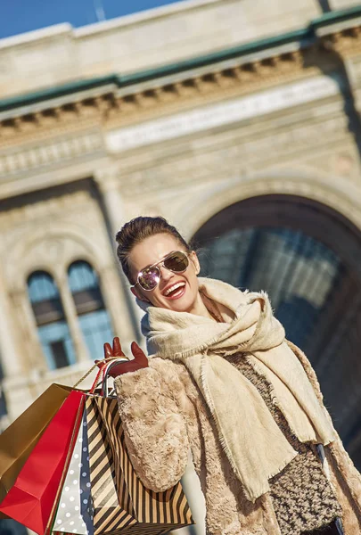 Kobieta szczęśliwa podróżny w pobliżu Galleria Vittorio Emanuele Ii — Zdjęcie stockowe
