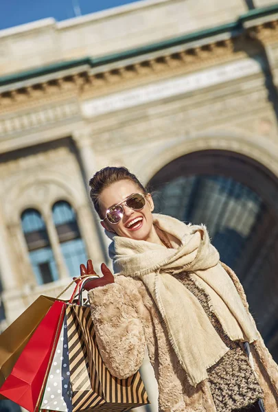 Glückliche Reisende in der Nähe der galleria vittorio emanuele ii — Stockfoto