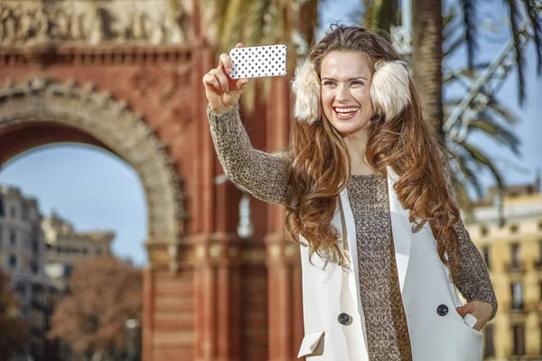 Fashion-monger in Barcelona, Spain taking photo with cellphone — Stock Photo, Image