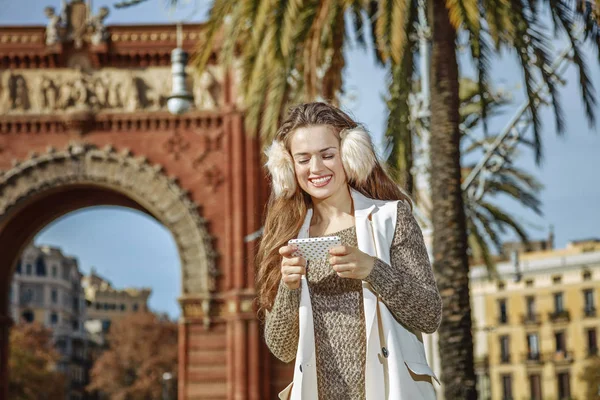 Happy elegant woman in Barcelona, Spain writing sms — Stock Photo, Image