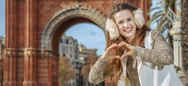 Moda-monger vicino Arc de Triomf mostrando le mani a forma di cuore — Foto Stock