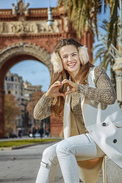 Fashion-monger em Barcelona, Espanha mostrando as mãos em forma de coração — Fotografia de Stock