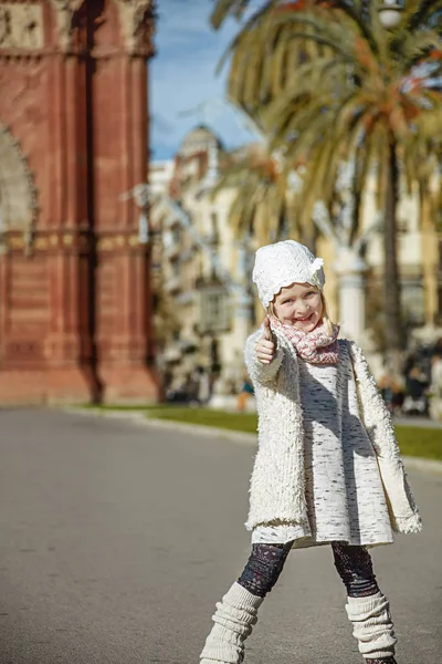 Happy módní dívka v Barceloně, ve Španělsku ukazuje palec — Stock fotografie