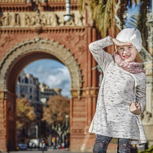 Meisje in de buurt van Arc de Triomf in Barcelona op zoek naar afstand — Stockfoto