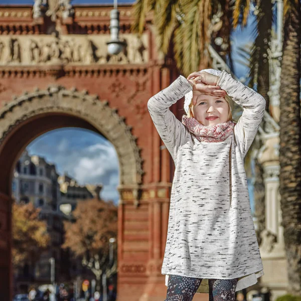 Bambino di tendenza sorridente a Barcellona, Spagna in piedi — Foto Stock