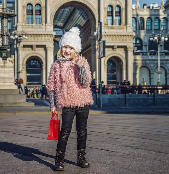 Happy girl at Piazza del Duomo in Milan, Italy handwaving — Stock Photo, Image