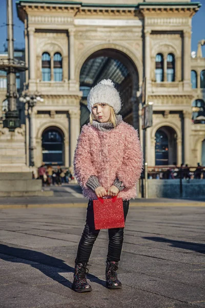 Modern flicka står vid Piazza del Duomo i Milano, Italien — Stockfoto