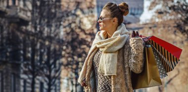 Sforza Kalesi yakınındaki Gezgin kadın mesafe içine arıyor