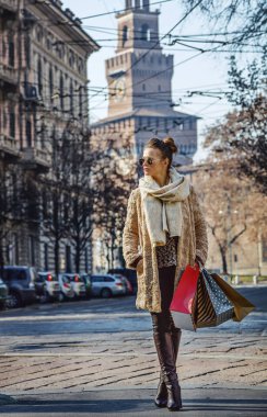 mesafe içine bakarak kadının yanına Sforza Kalesi, Milano, İtalya