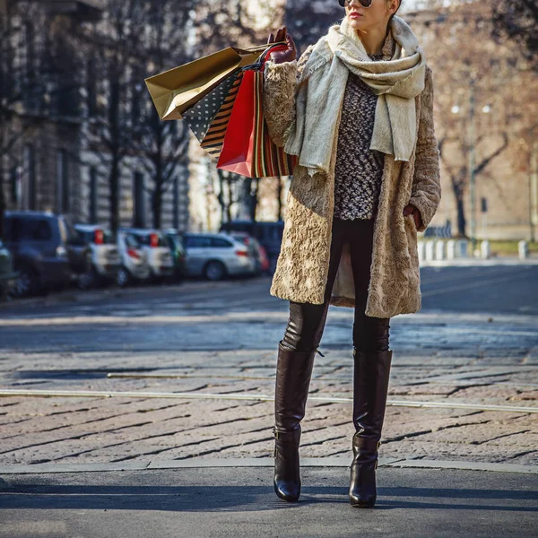 Young traveller woman in Milan, Italy looking into distance — Stock Photo, Image