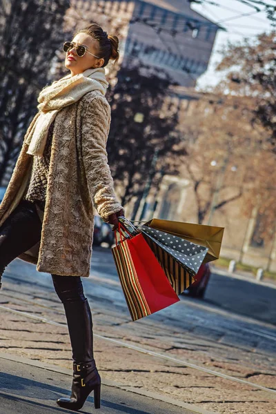 Jeune femme avec des sacs à provisions à Milan, Italie marche — Photo