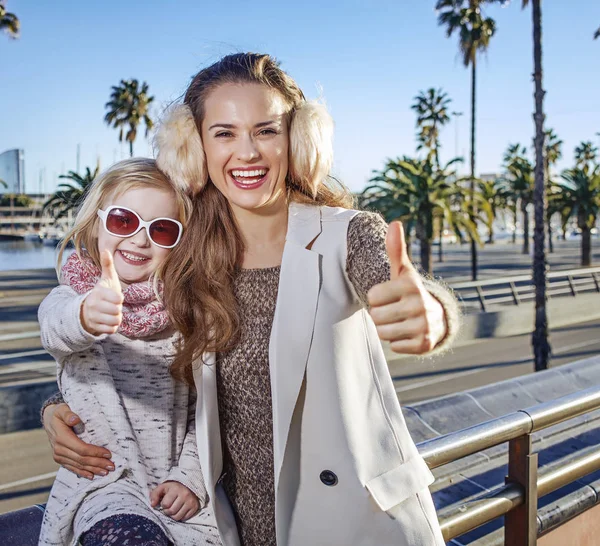 Mother and child tourists in Barcelona, Spain showing thumbs up — Stock Photo, Image