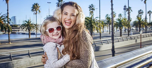 Mãe e filha viajantes em aterro em Barcelona — Fotografia de Stock