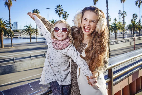 Mor og barn rejsende har det sjovt i Barcelona - Stock-foto