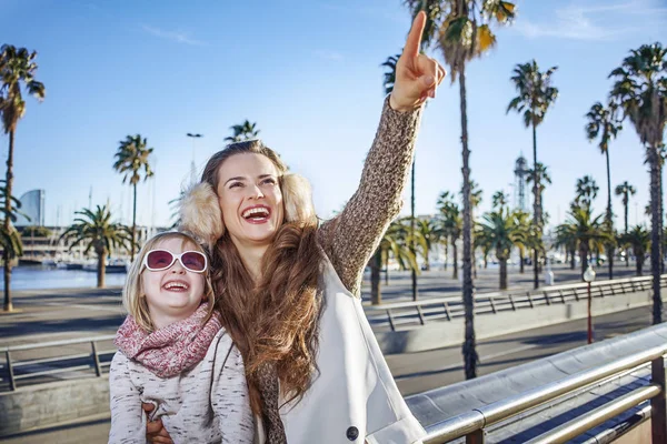 Mor og barn turister i Barcelona peger på noget - Stock-foto
