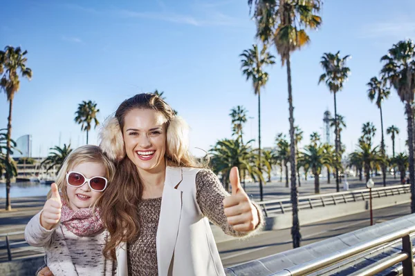Matka a dcera cestující na nábřeží ukazuje palec — Stock fotografie