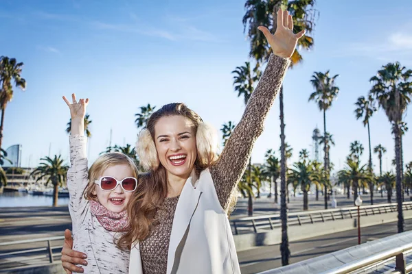 Smilende mor og barn turister i Barcelona, Spanien glæde - Stock-foto