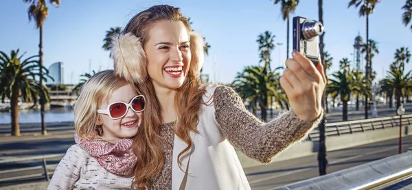 Mãe e filha viajantes com câmera digital tirar foto — Fotografia de Stock