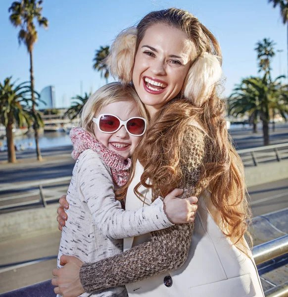 Feliz madre e hijo viajeros en Barcelona, España abrazando — Foto de Stock