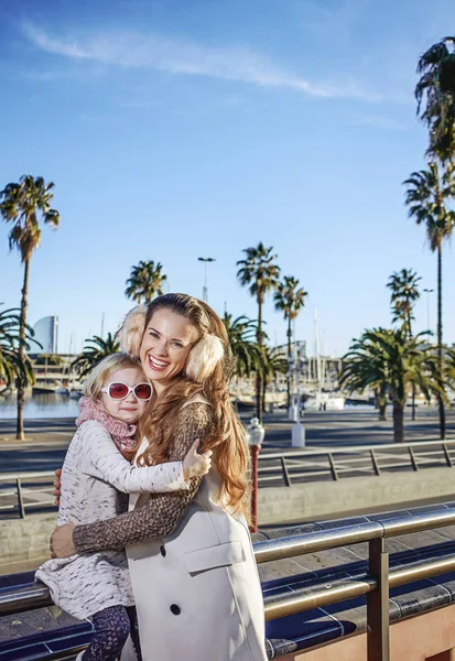 Matka a dítě turisté na nábřeží v Barceloně objímání — Stock fotografie