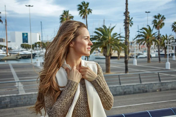 Mesafe içine arayan genç turist kadın Barcelona, İspanya — Stok fotoğraf