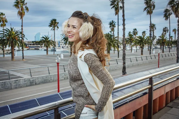 Mujer en terraplén en Barcelona, España mirando a la distancia — Foto de Stock