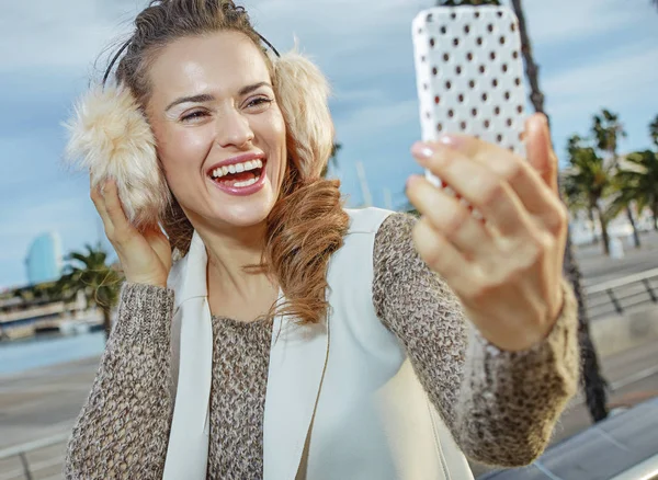 Kobieta na nasyp w Barcelonie biorąc selfie z smartphone — Zdjęcie stockowe