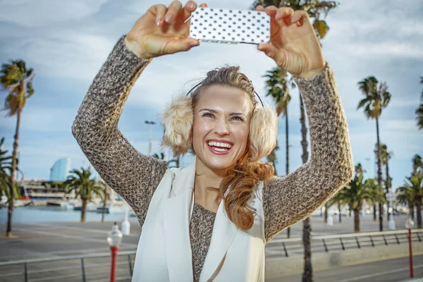 Fashion-monger em Barcelona, Espanha tirar foto com smartphone — Fotografia de Stock
