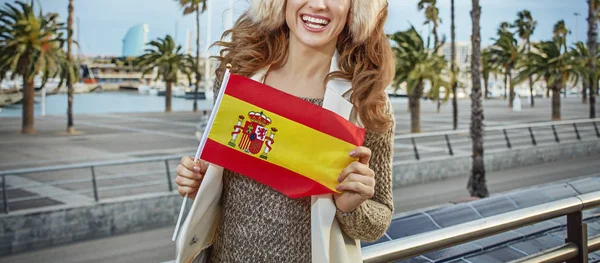 Turista en terraplén en Barcelona, España mostrando bandera —  Fotos de Stock