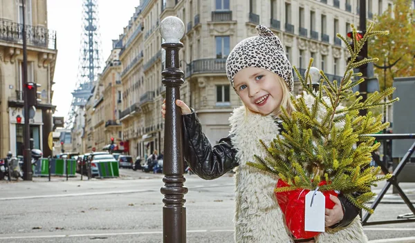 Χαμογελώντας σύγχρονο παιδί με Χριστουγεννιάτικο δέντρο στο Παρίσι, Γαλλία — Φωτογραφία Αρχείου