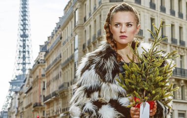 trendy kadınla bir yana arıyorsunuz Noel ağacı Paris, Fransa