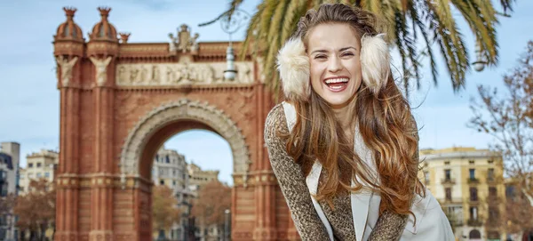 バルセロナ、スペインに立ってのイヤーマフで幸せなエレガントな女性 — ストック写真