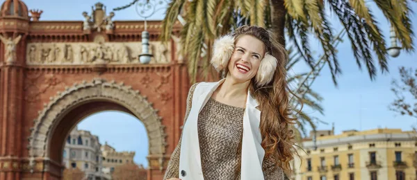 Gelukkig mode-monger in de buurt van Arc de Triomf in Barcelona, Spanje Spanje — Stockfoto