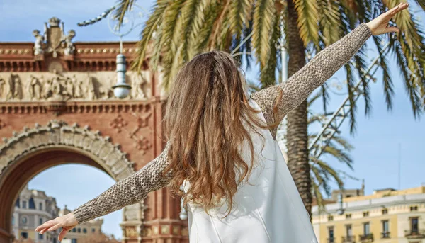 Vrolijke mode-monger in Barcelona, Spanje-wandelen op de borstwering — Stockfoto