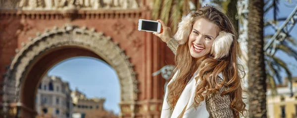 Fashion-monger a Barcellona, Spagna con cellulare che scatta foto — Foto Stock