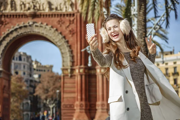 Moda-monger prendendo selfie e mostrando gesto vittoria — Foto Stock