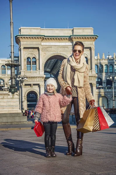 Glücklich elegante Mutter und Tochter Reisende in Mailand, Italien — Stockfoto