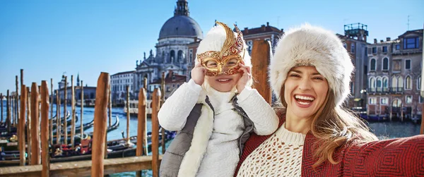 Sorridenti madri e bambini che fanno selfie a Venezia — Foto Stock