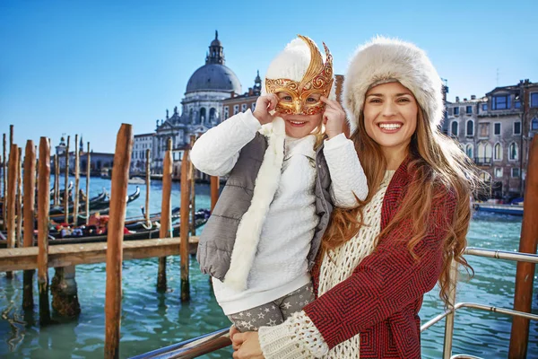 Anya és gyermeke turisták Velence velencei maszk viselése — Stock Fotó