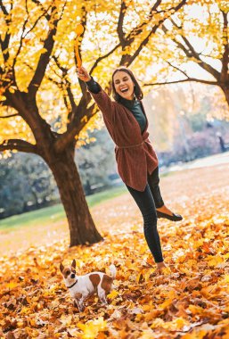 mutlu genç kadın köpeklerle açık havada Sonbahar oynamak