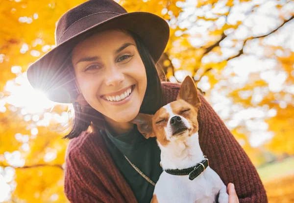 Felice giovane donna con cane all'aperto in autunno — Foto Stock