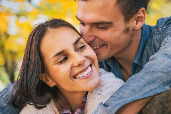 Romântico jovem casal ao ar livre no outono — Fotografia de Stock