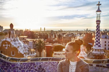 zarif kadın bir kenara arıyor Guell Park Barcelona, İspanya