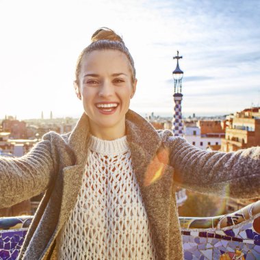 turist kadın Guell Park, Barselona, İspanya, alarak selfie