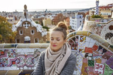 bankta oturan rahat kadın Guell Park Barcelona, İspanya