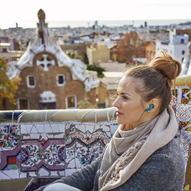 Barcelona dinleme audioguide kadında Gezgin