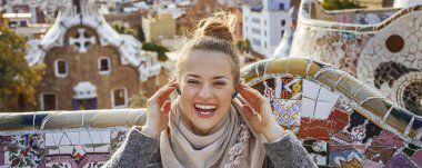 bankta oturan mutlu turist kadın Barcelona, İspanya